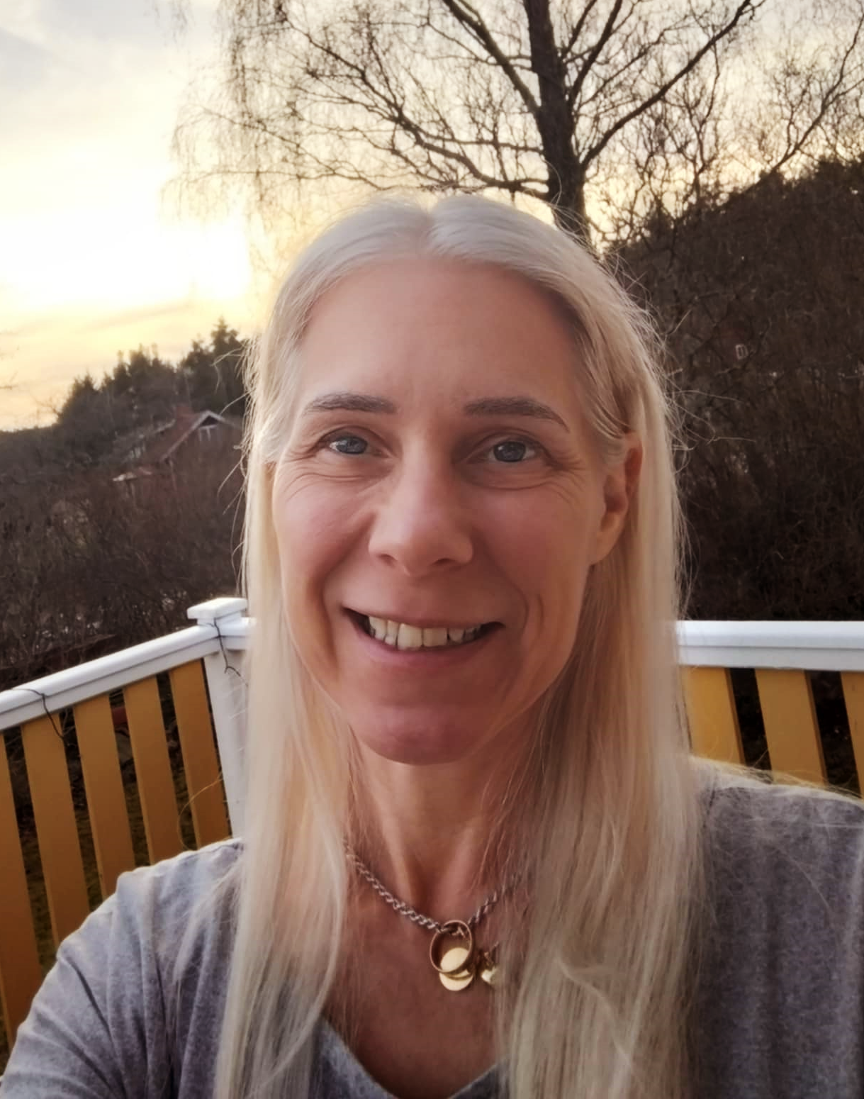 A profile picture of Manuela standing in front of the sunset.